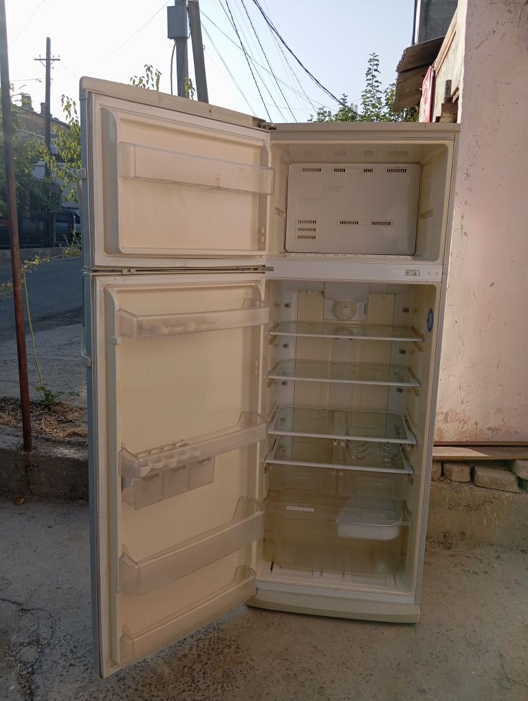 Срочно продаю холодильник beko