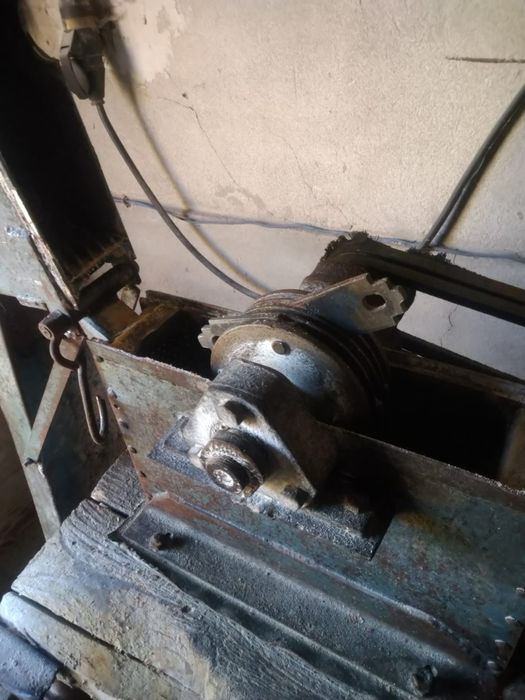 Vând moara cu ciocane în stare foarte bună de functionare