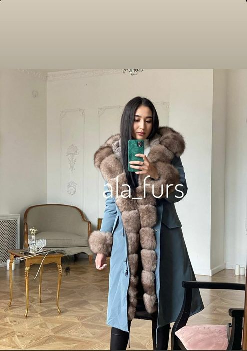 Продам парку с натуральным мехом енота