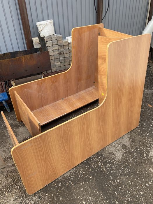 Продам столы 2 штуки