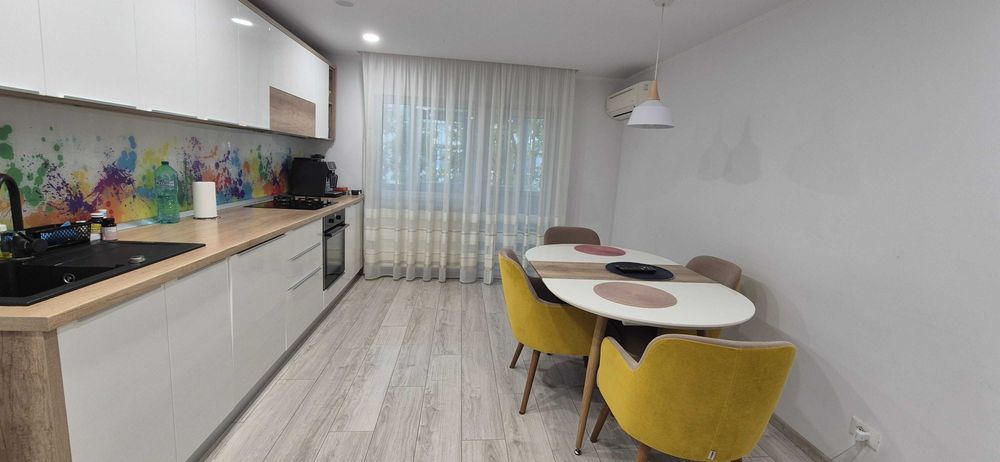 Vand apartament str. Constitutiei,  zona Policlinica 2