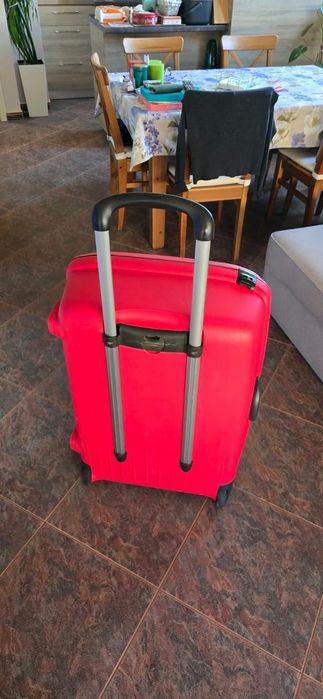 Голям твърд куфар Самсонайт с две колела