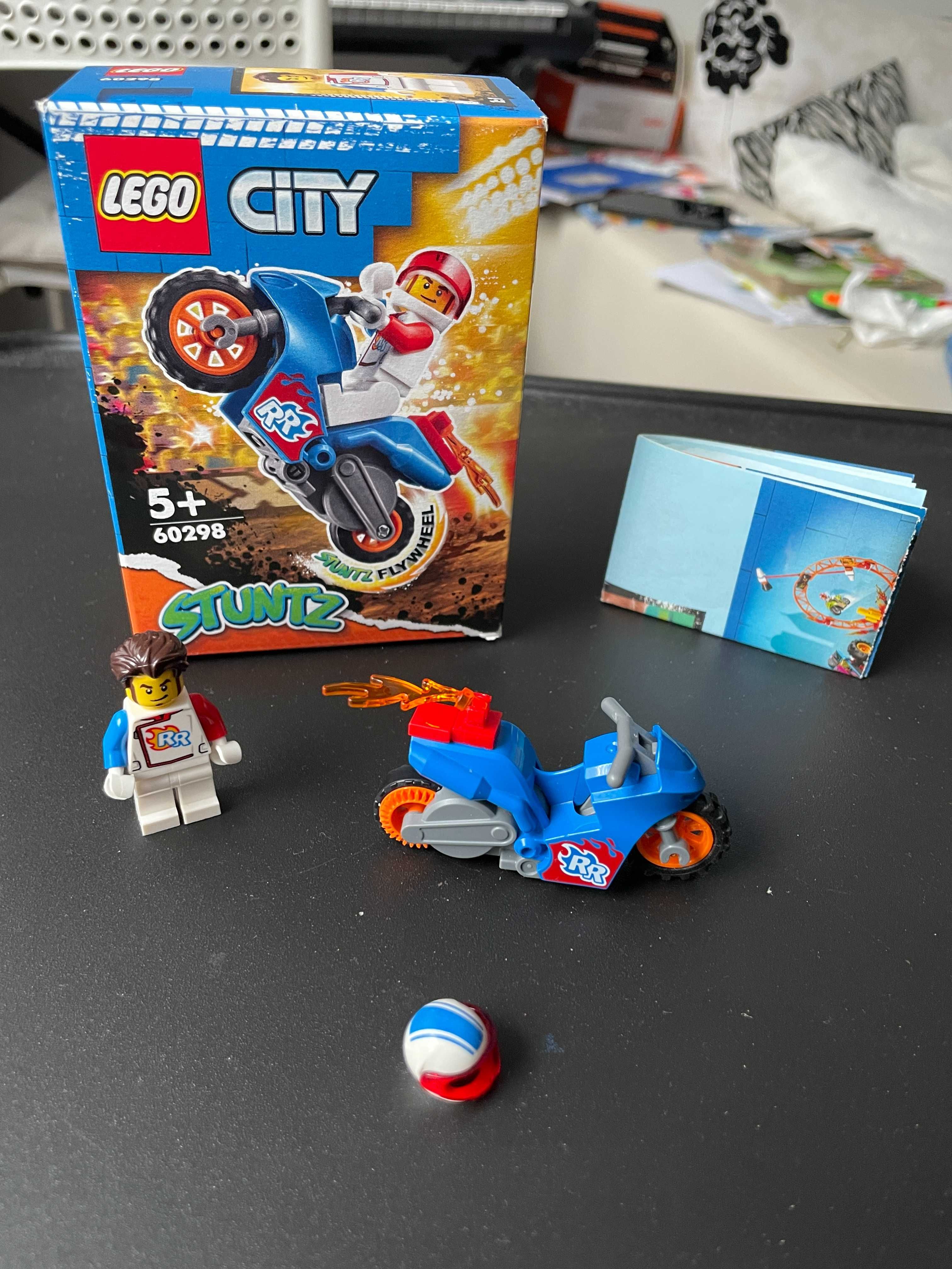 LEGO City STUNTZ Motocicleta de cascadorie-racheta 60298, 14 piese