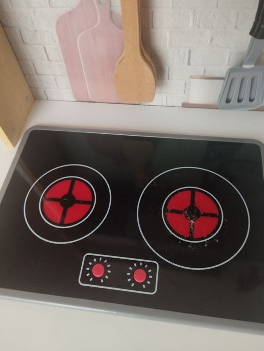 Дървена детска кухня с принадлежности.