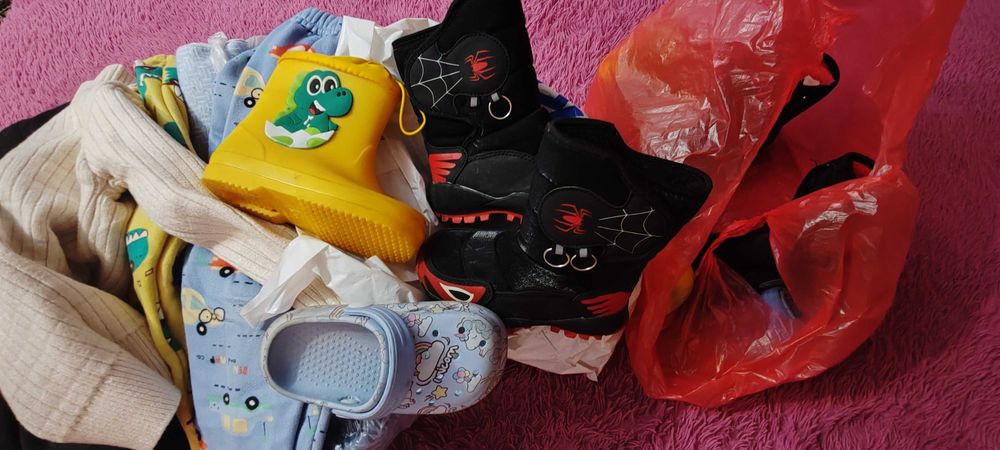 Отдам за 3тыщ несколько пакетов детских вещей и обуви