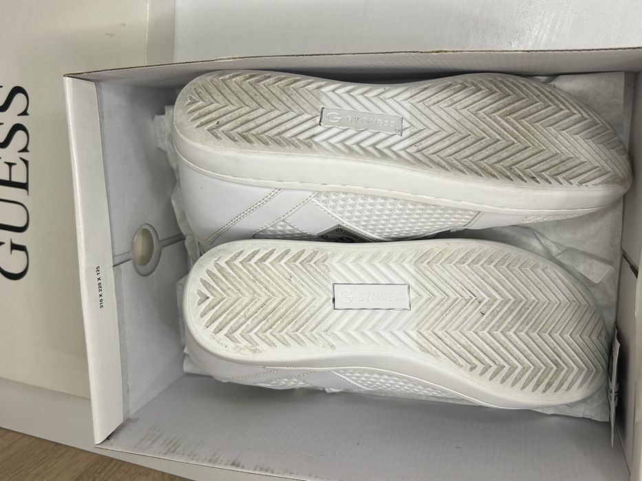 Бели кецове Guess