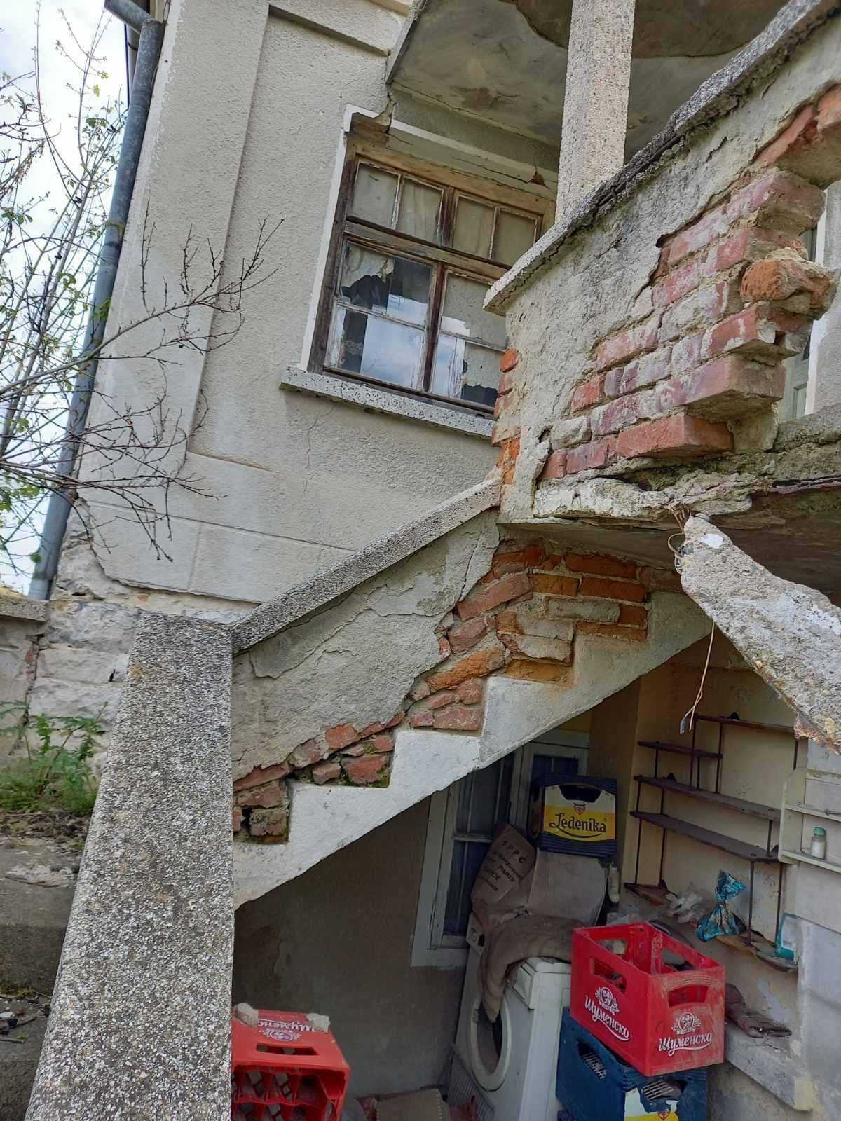 Къща с двор в село Маломир