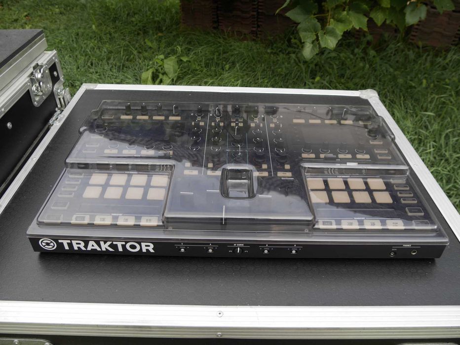 Mixer Traktor S8 cu 4 canale