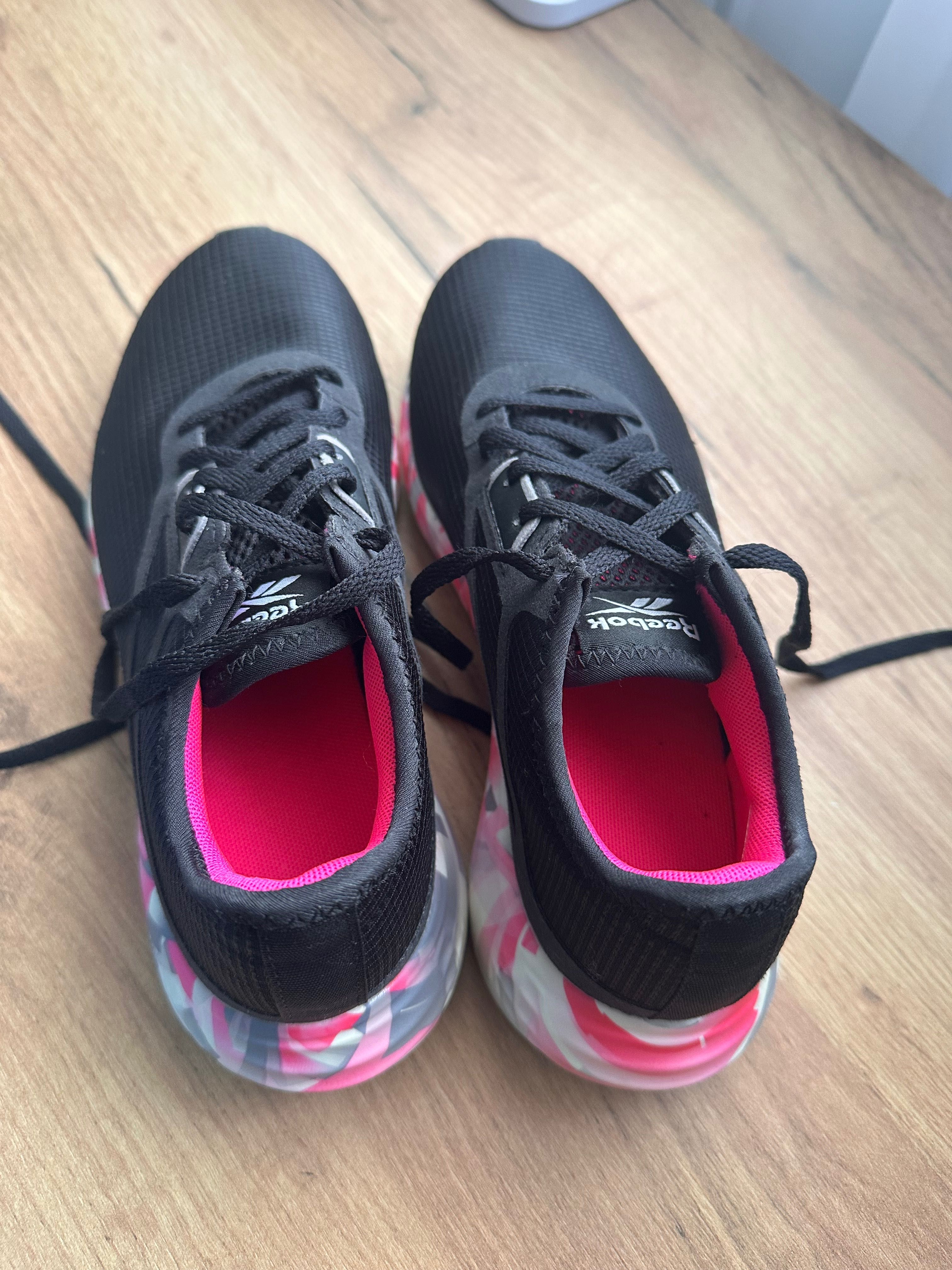 Маратонки Reebok с шарена подметка