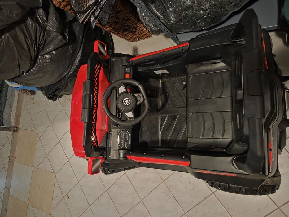 Vand masinuta electrica cu telecomanda, ca noua