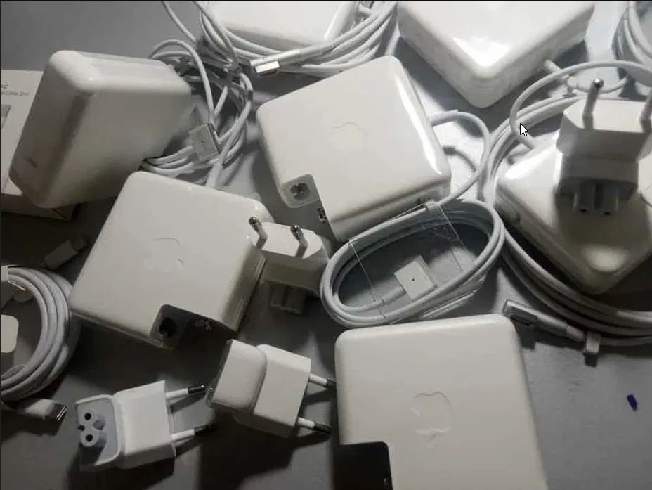 шнур Type-C , и вилка на макбук и зарядка , блок питания .