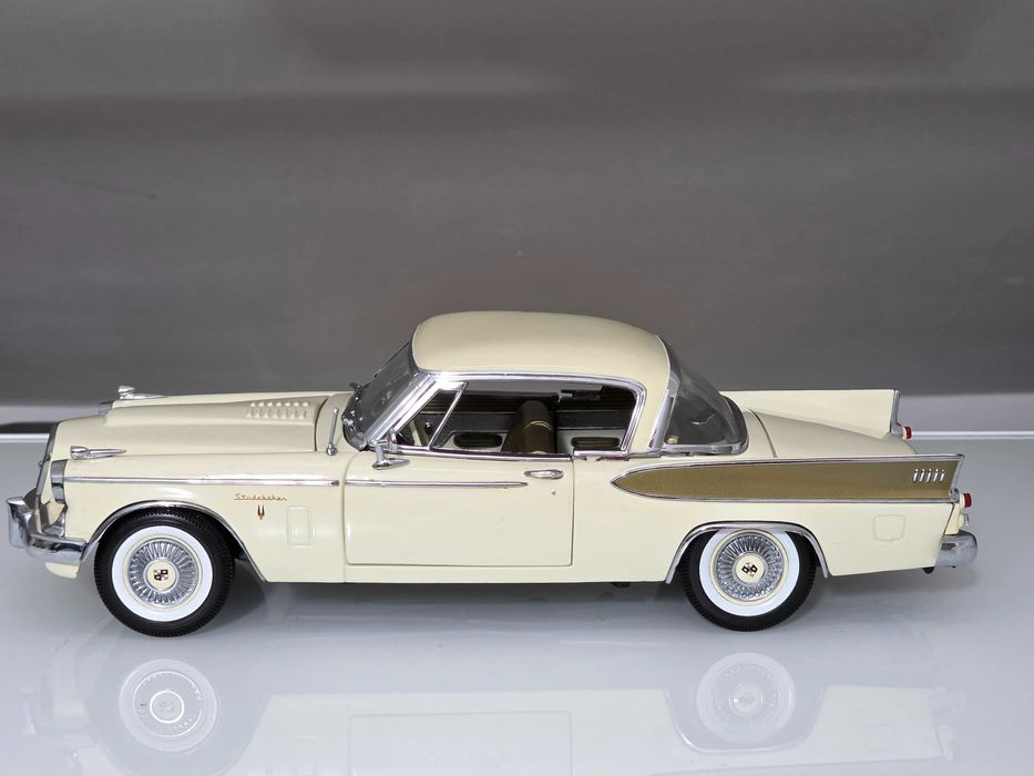 Macheta Auto 1/18 Motor City Classics 1957 Studebaker Golden Hawk