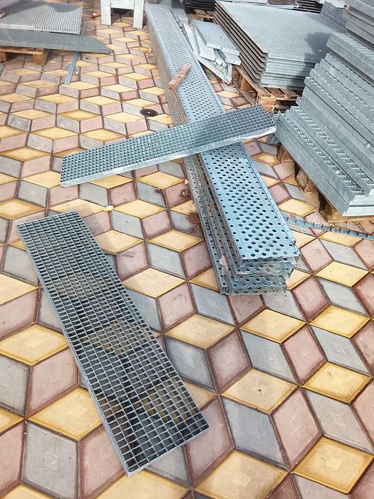 Vindem grătare zincată și trepte pentru scări și pentru spălătorie aut