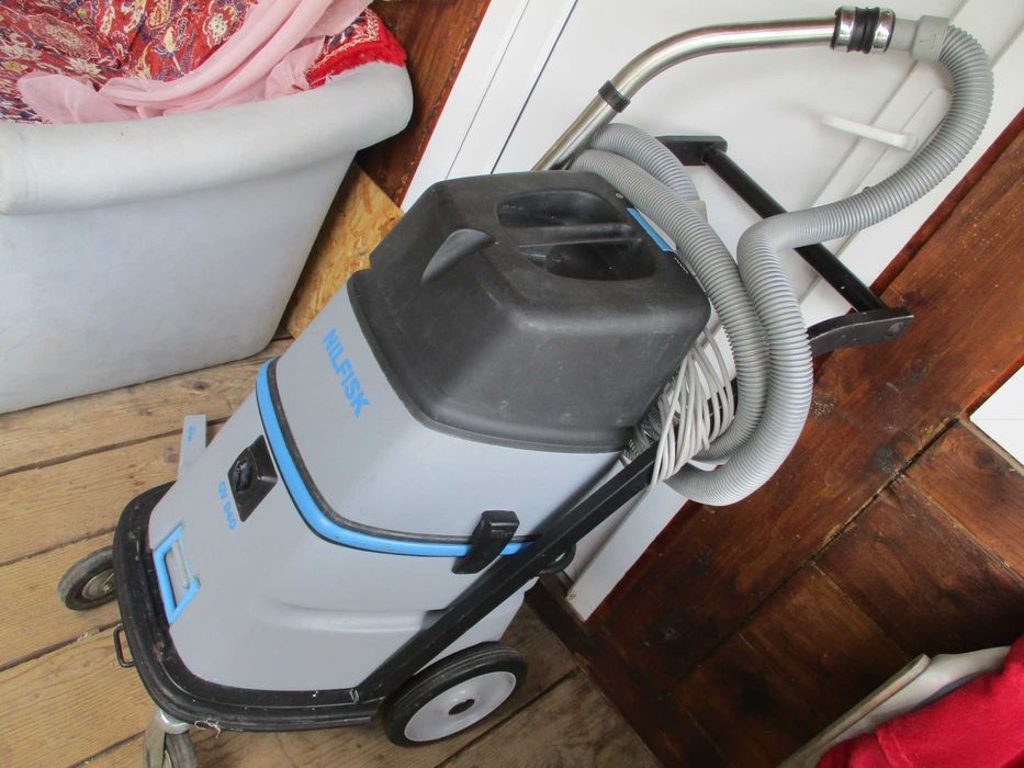 aspirator profesional  nilfisk /lichide