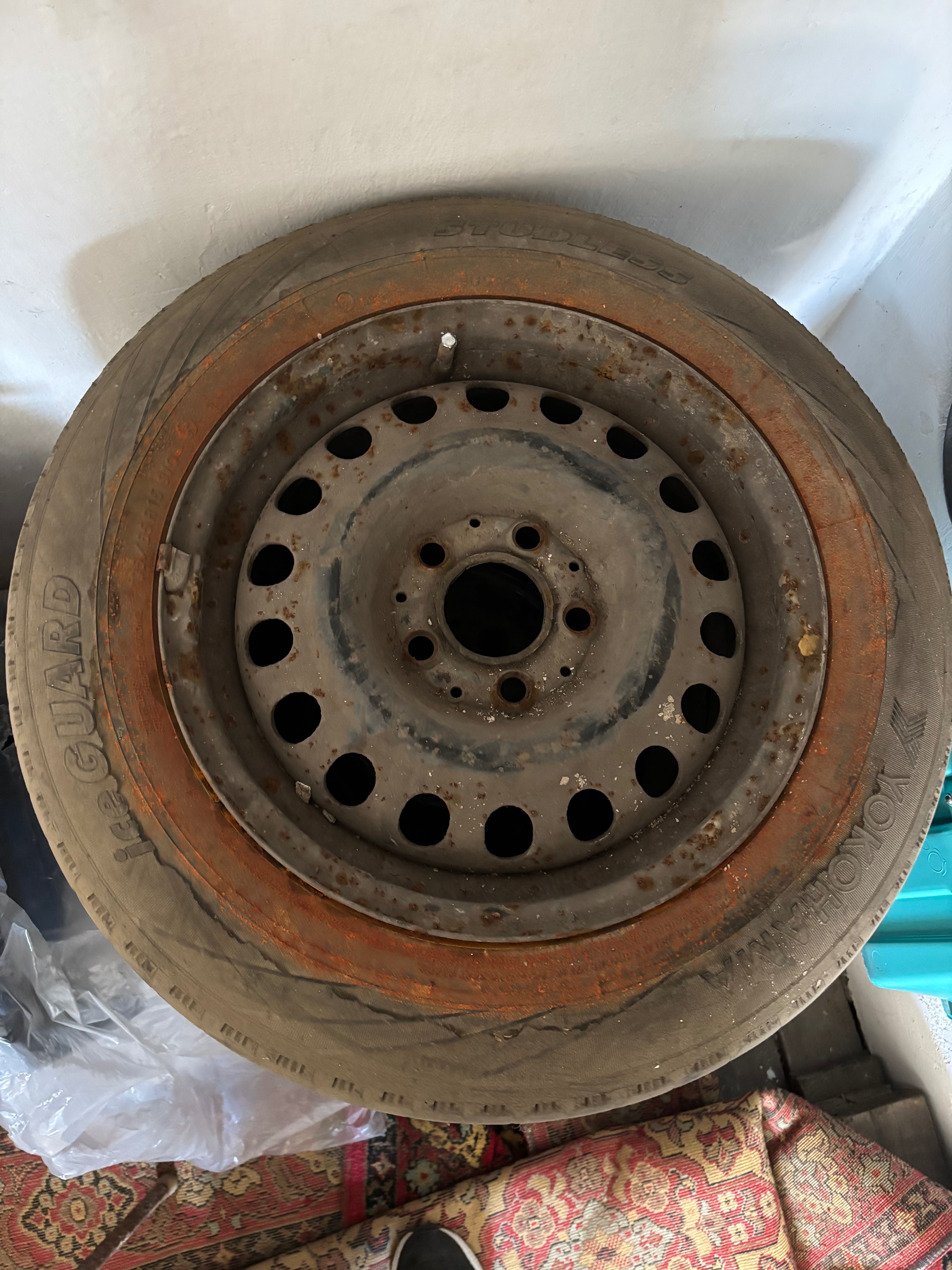Продам шины  YOKOHAMA и SEMPERIT 195/65 R15 с штампованными дисками