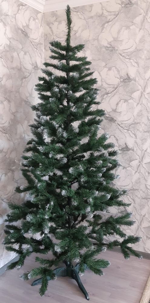 Елка с игрушками
