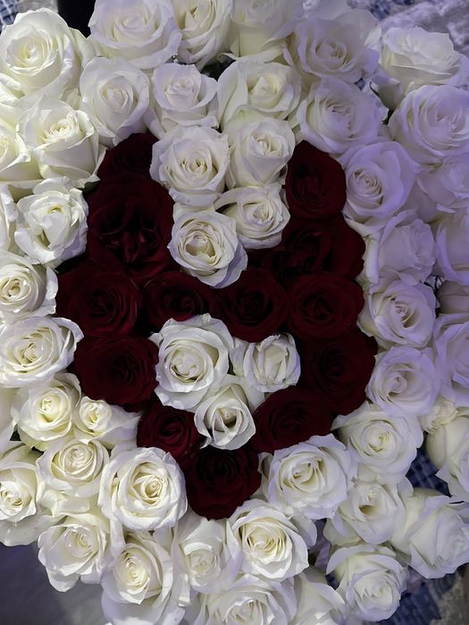 продается цветы роза с именной буквой А