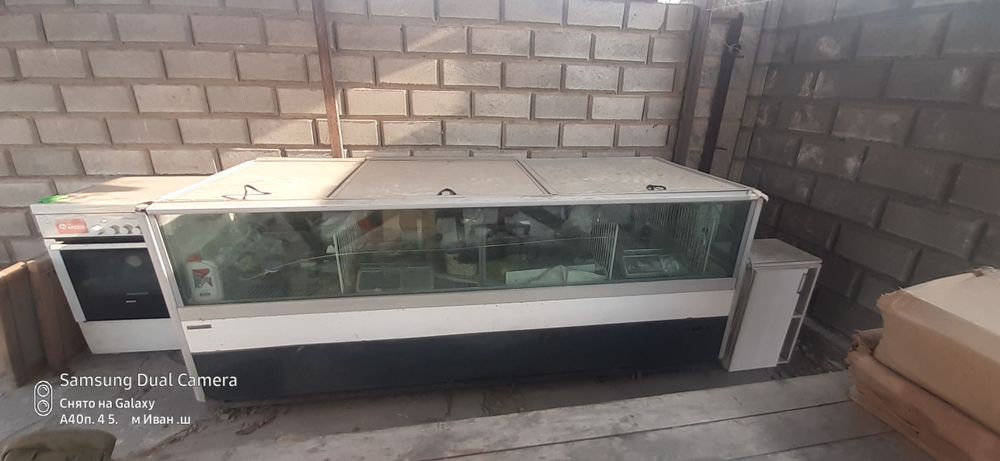 Продам  морозильник  длина 2 метров  ширина  1 мет работает отлично