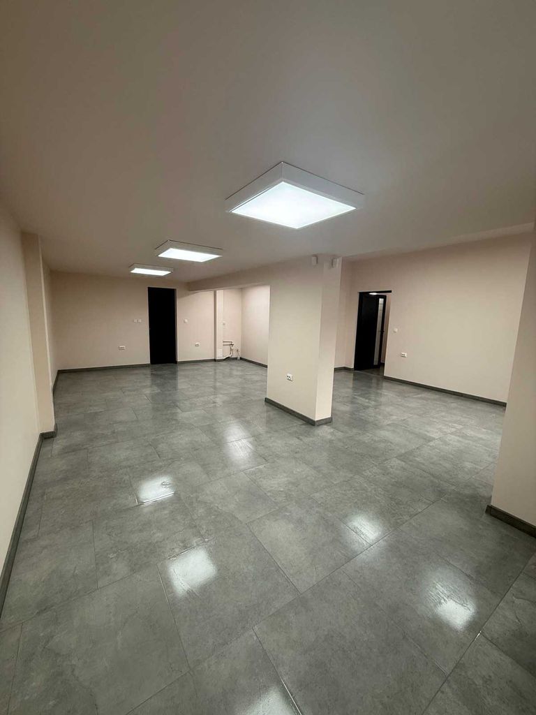 Дава се под наем Офис в Добрич, Център - 75 кв.м за 484.5 € - Снимка #1