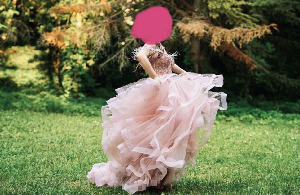 Бална рокля-пепел от рози