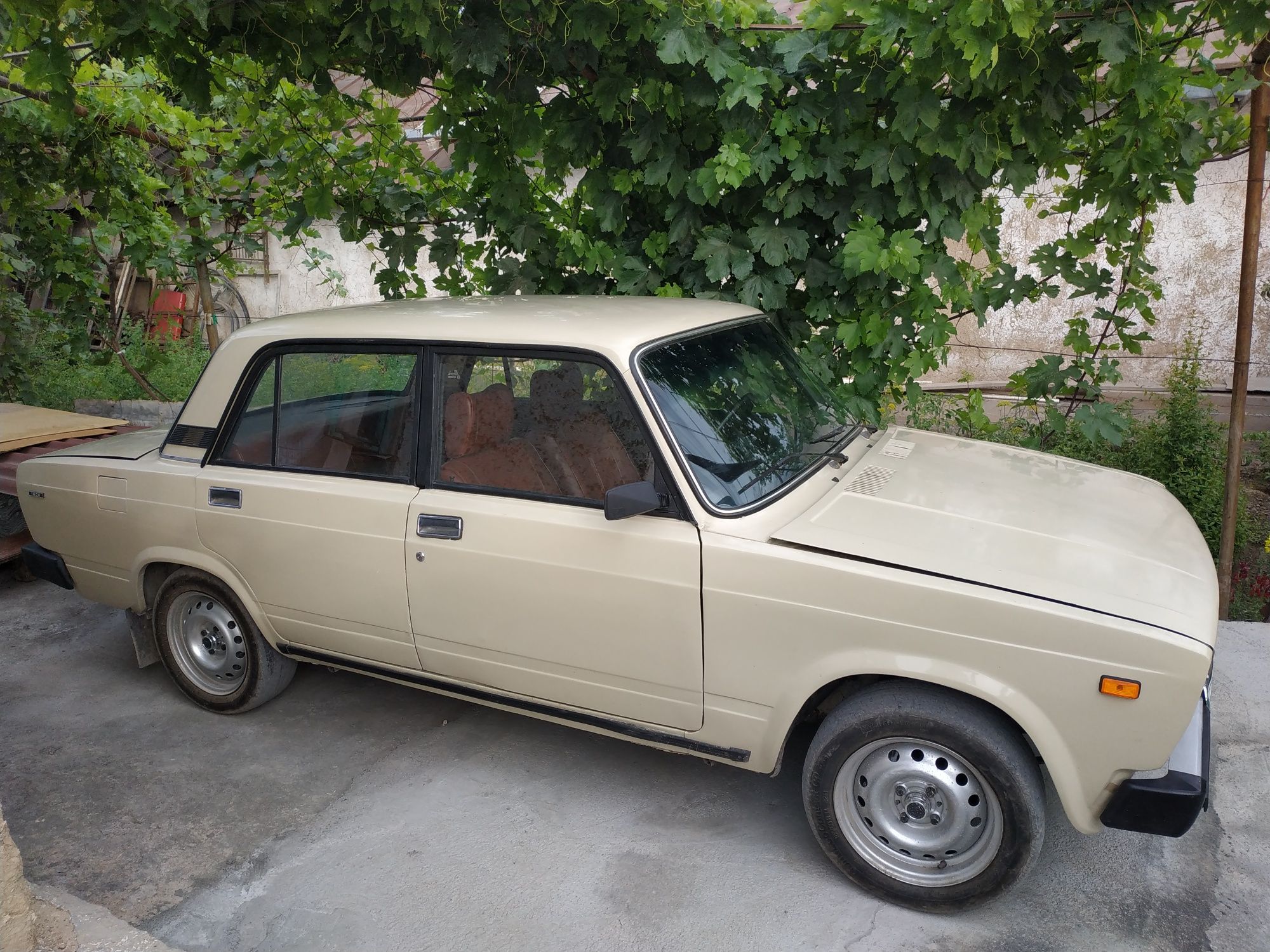 Vaz 2105 sotiladi