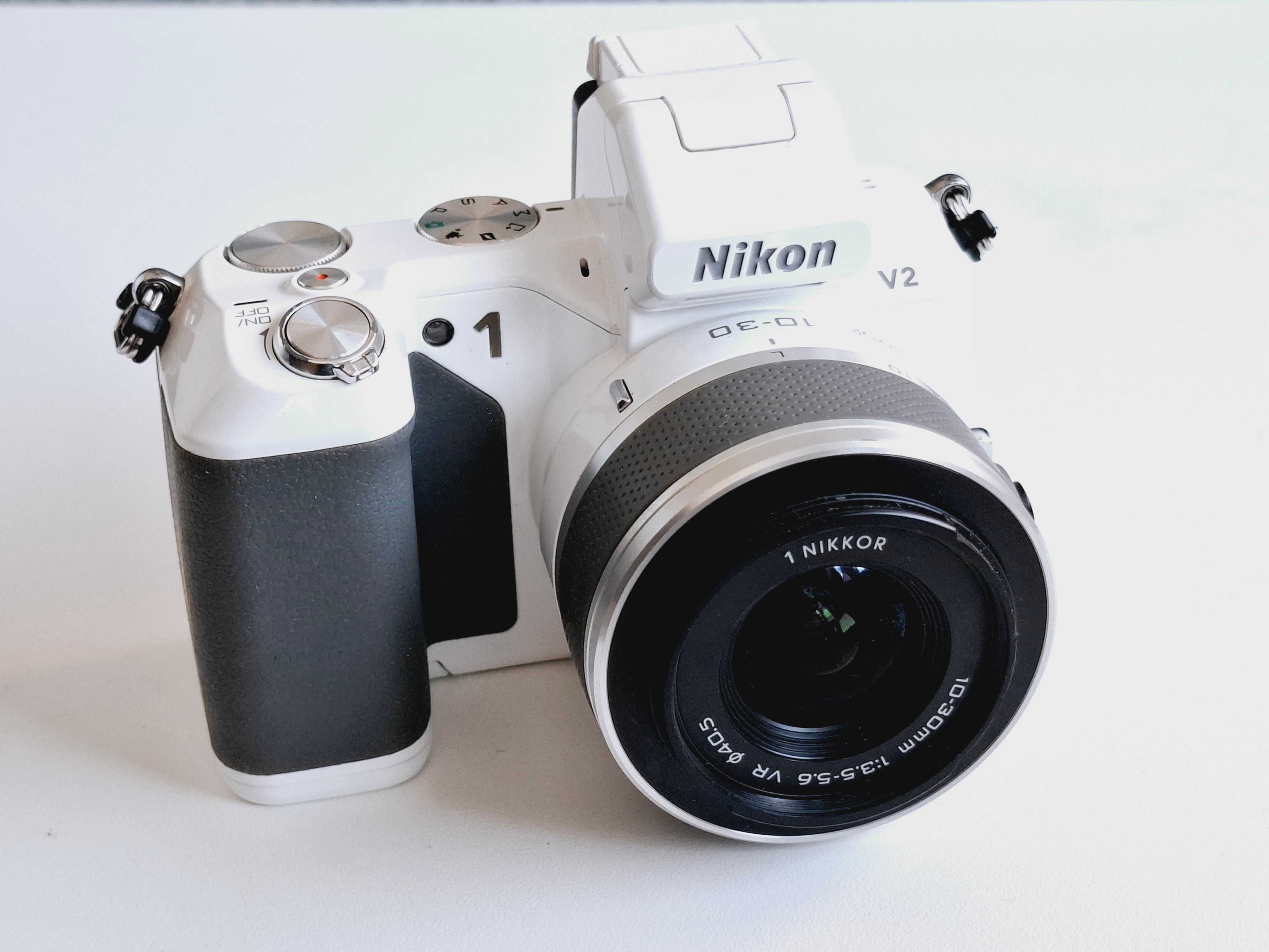 Nikon 1 V2 White Mirrorless Digital Camera + Nikon 10-30mm f3.5-5.6 VR