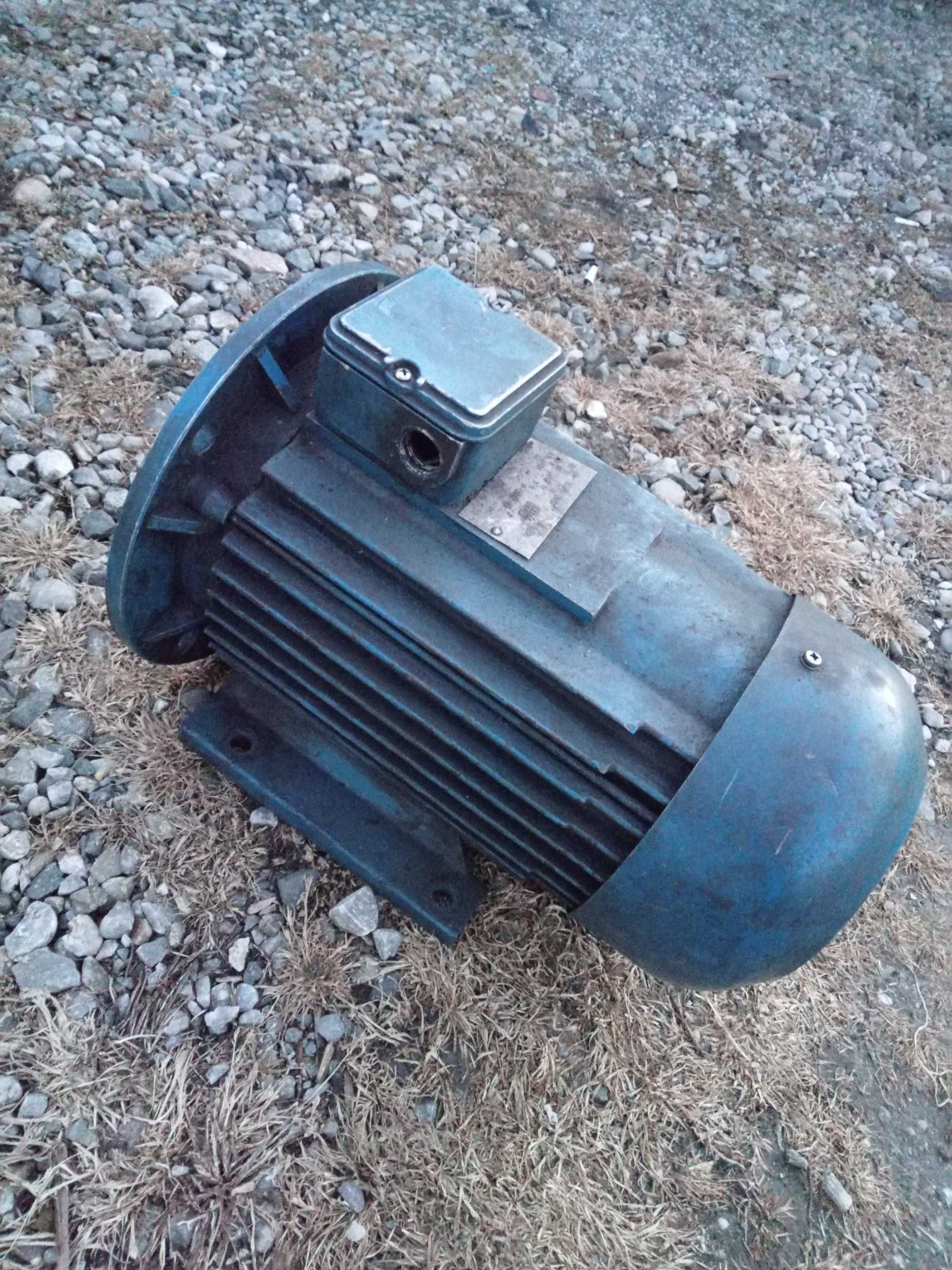 Motor electric trifazat 5.5 kw 3000 rpm cu talpa si flanșa