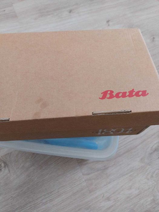Черные кожаные туфли 40 размера фирмы Bata.