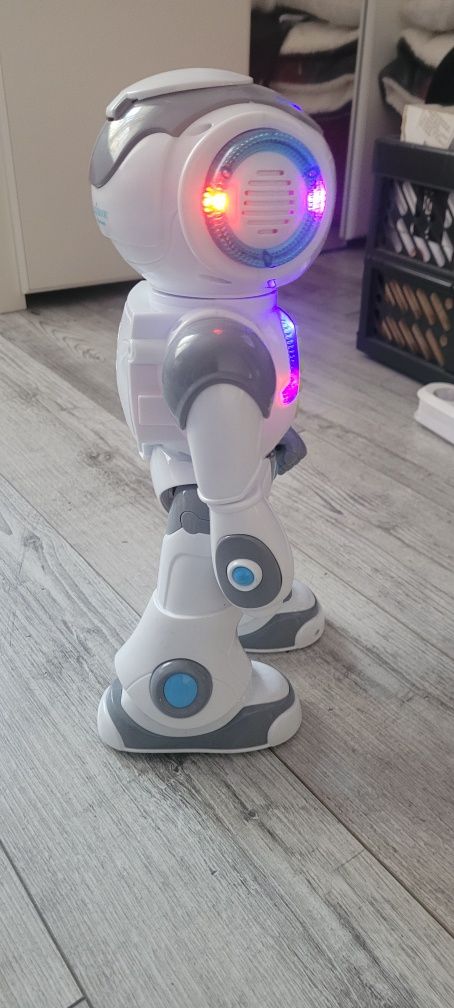 Robot interactiv powerman max