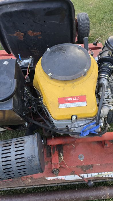 Masina  tractoras profesional tuns gazon iarba