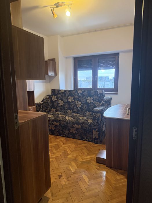 Inchiriez apartament 3 camere zona centrala B dul Revolutiei