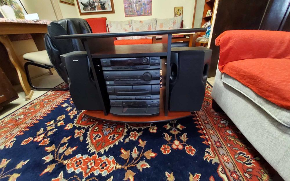 Vand combina Sony cu schimbator 6cd-uri si cu stand tv