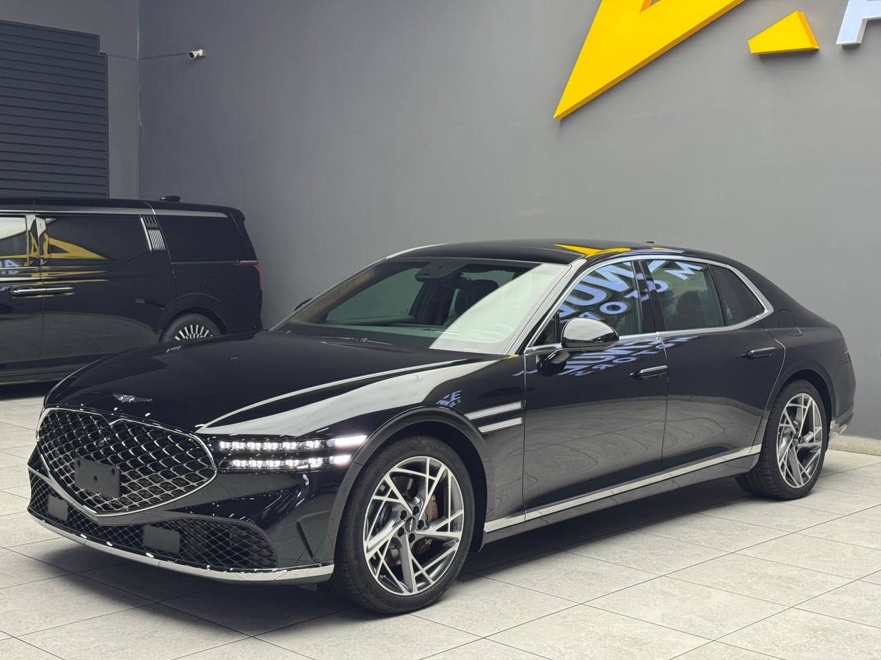 Продается новый Genesis G90