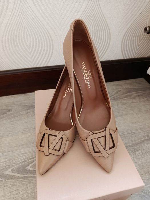 Каблукли туфли сотилади