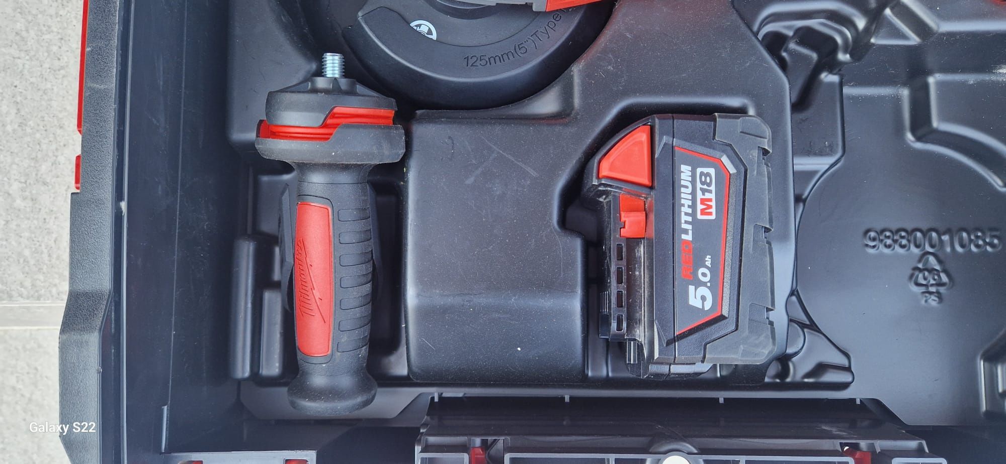 Milwaukee polizor pe acumulator