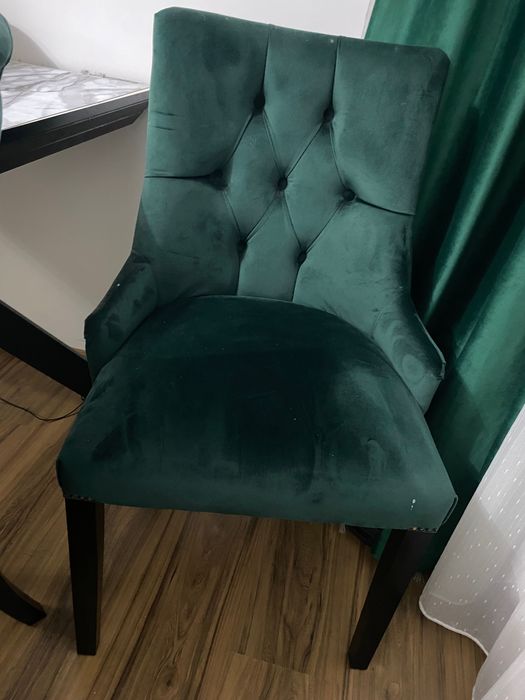 Vând masa extensibila cu 6 scaune