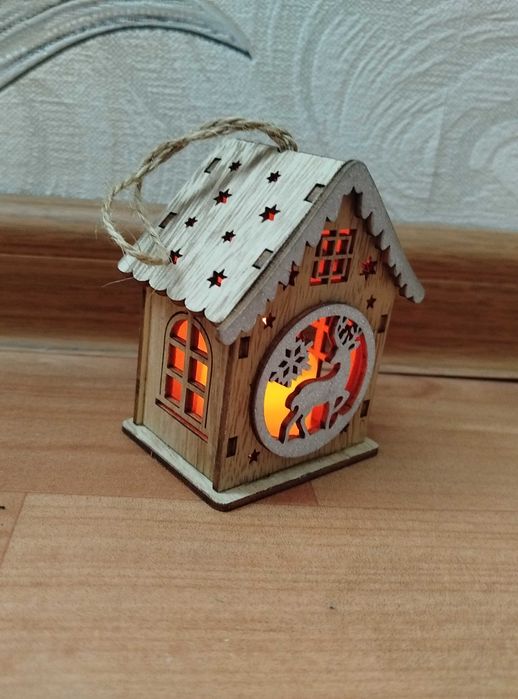 Светящийся домик, внутри свеча