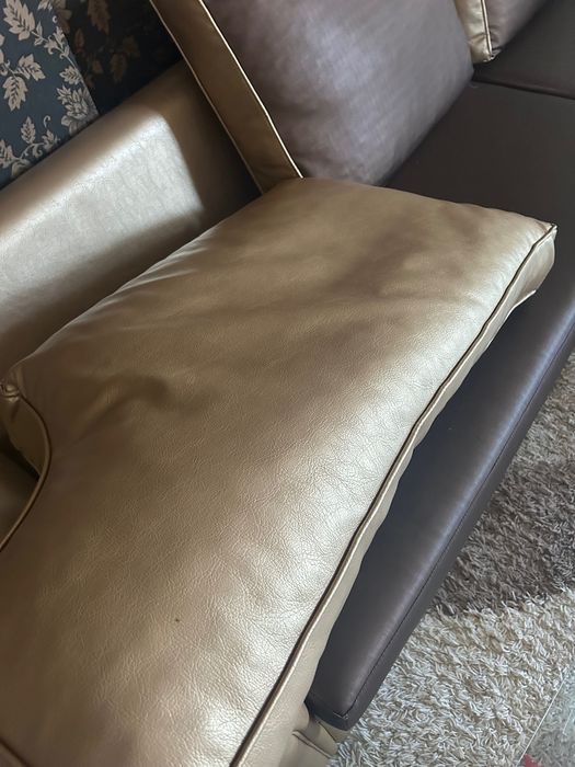 Диван в 2 цвята облегалки и холна маса