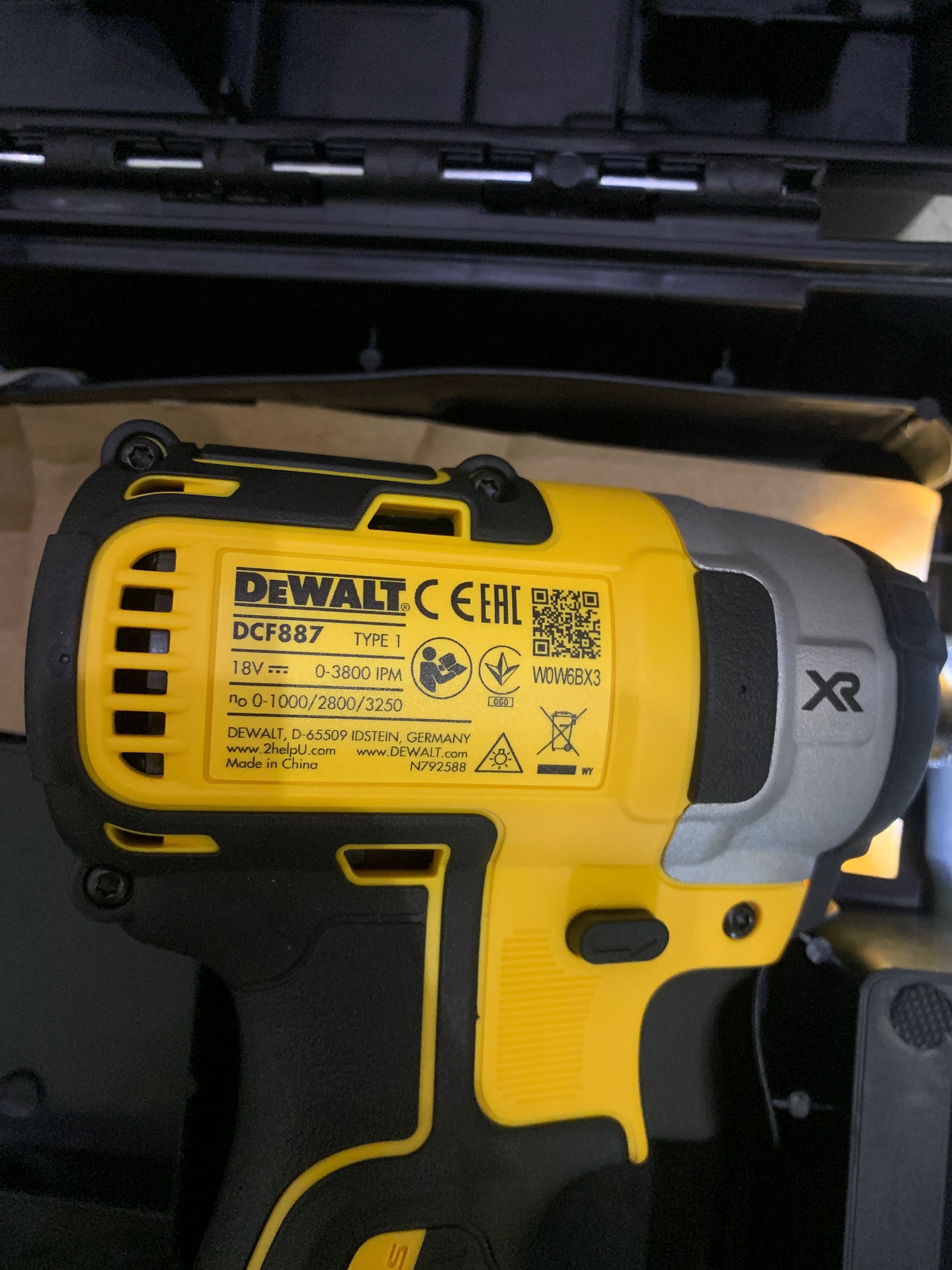 Винтоверт Dewalt DCF887 безчетков