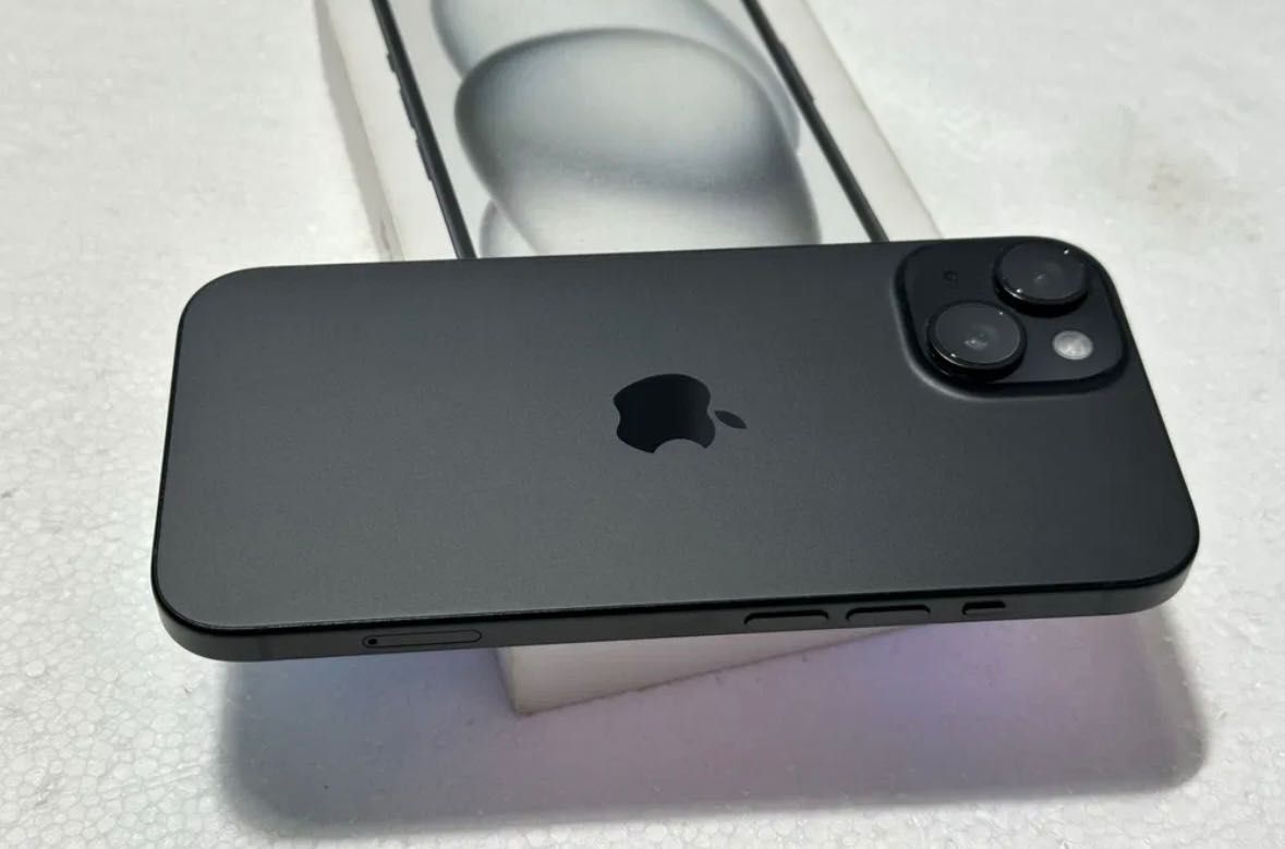 Vând iPhone 15 black 128 gb