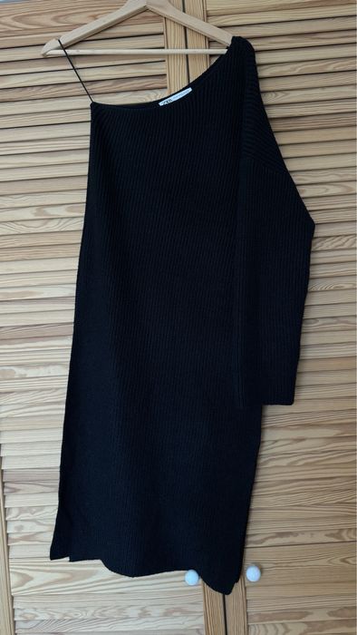 Pulover rochie cu crapaturi zara