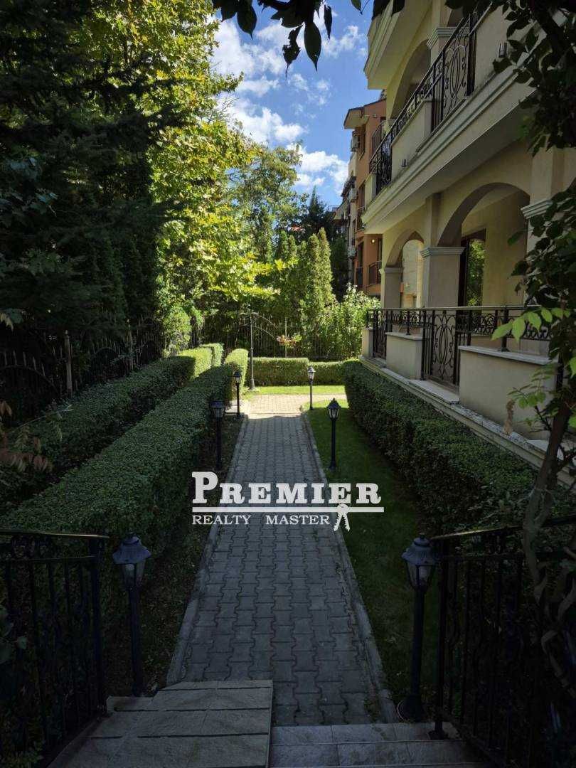 Продава се тристаен апартамент  в курорта Слънчев бряг.