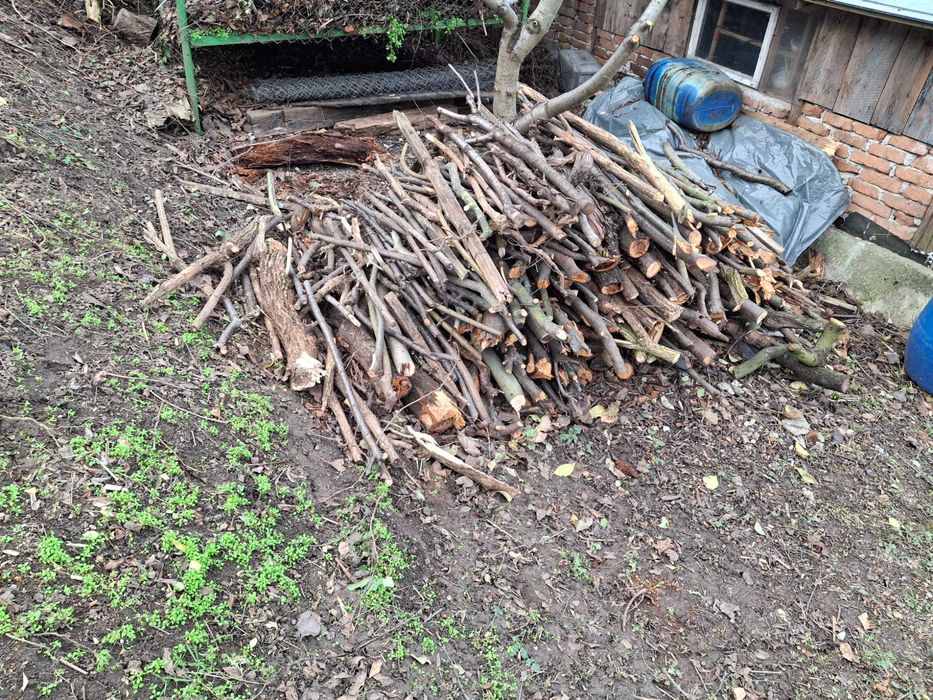 3 grămezi de lemne uscate