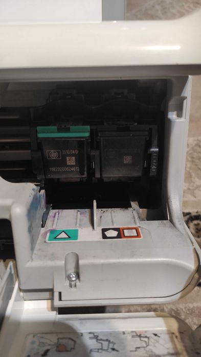 imprimanta multifunctionala hp C4280 trebuie schimbate cartusele