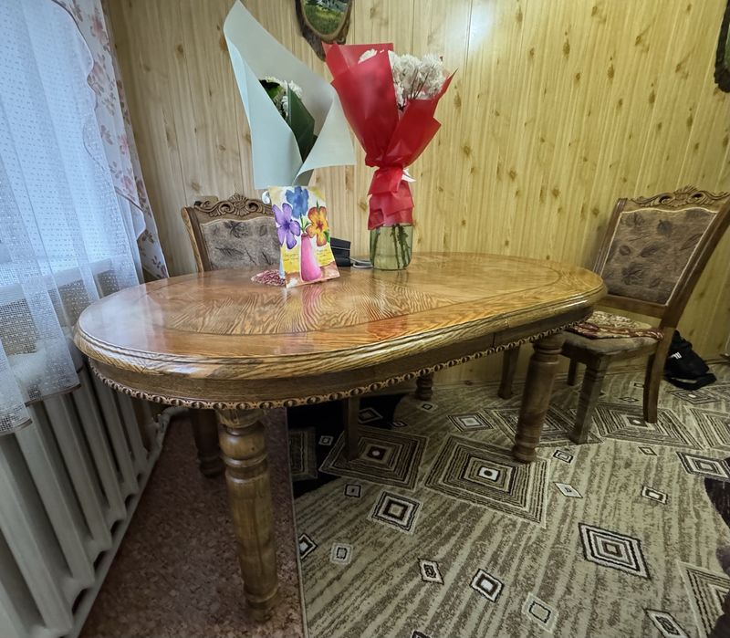 Продаю обеденный стол с 4 стульями