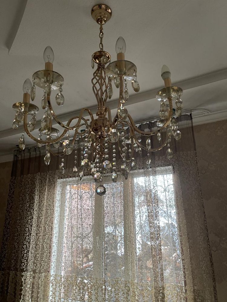 Продам люстру 8 рожковую