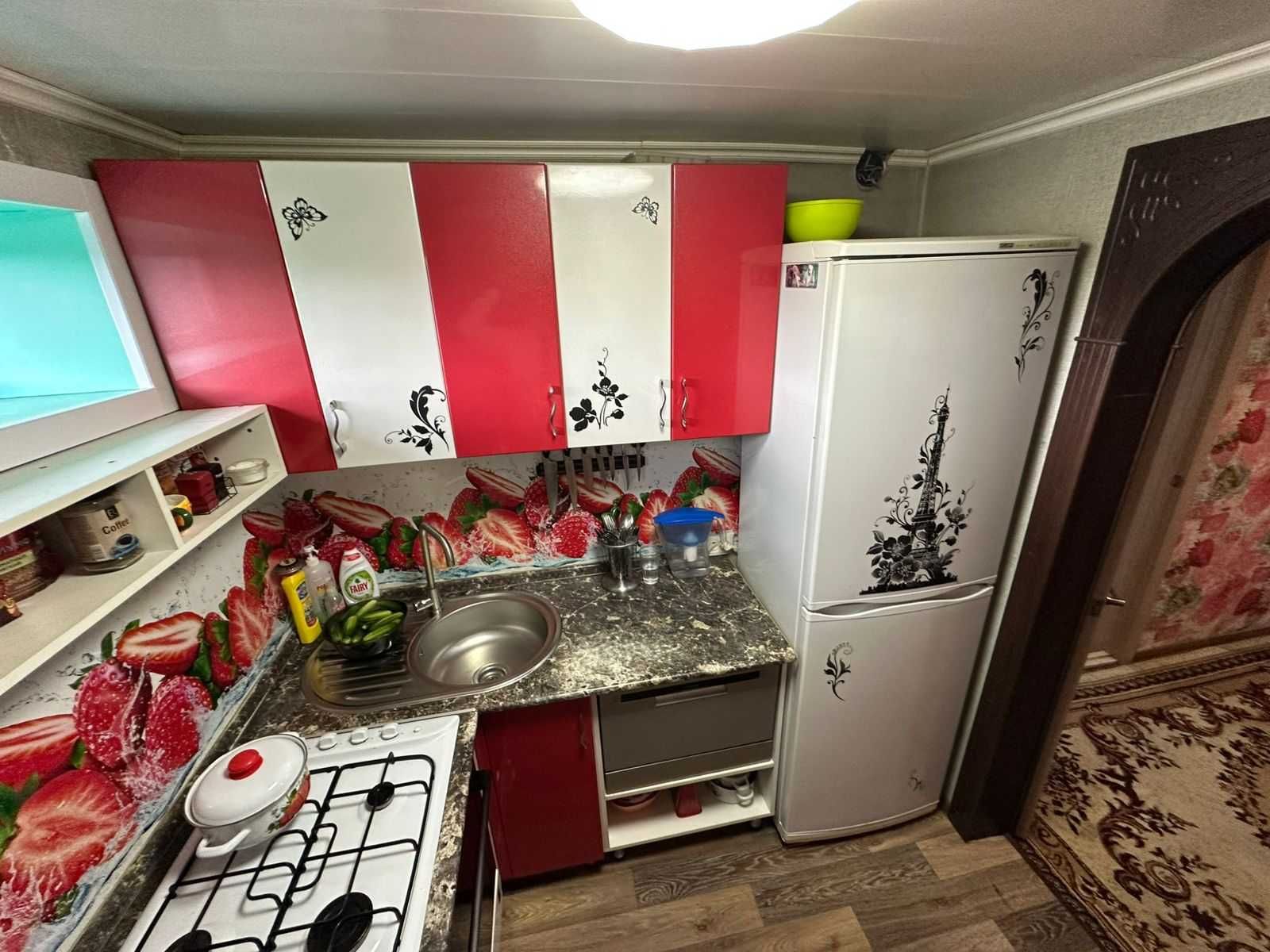 3х ком. Дом с бассейном, 10 соток, зимний вариант, гараж, навес.