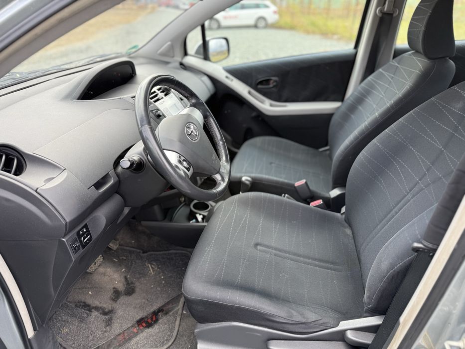 Vând Toyota Yaris