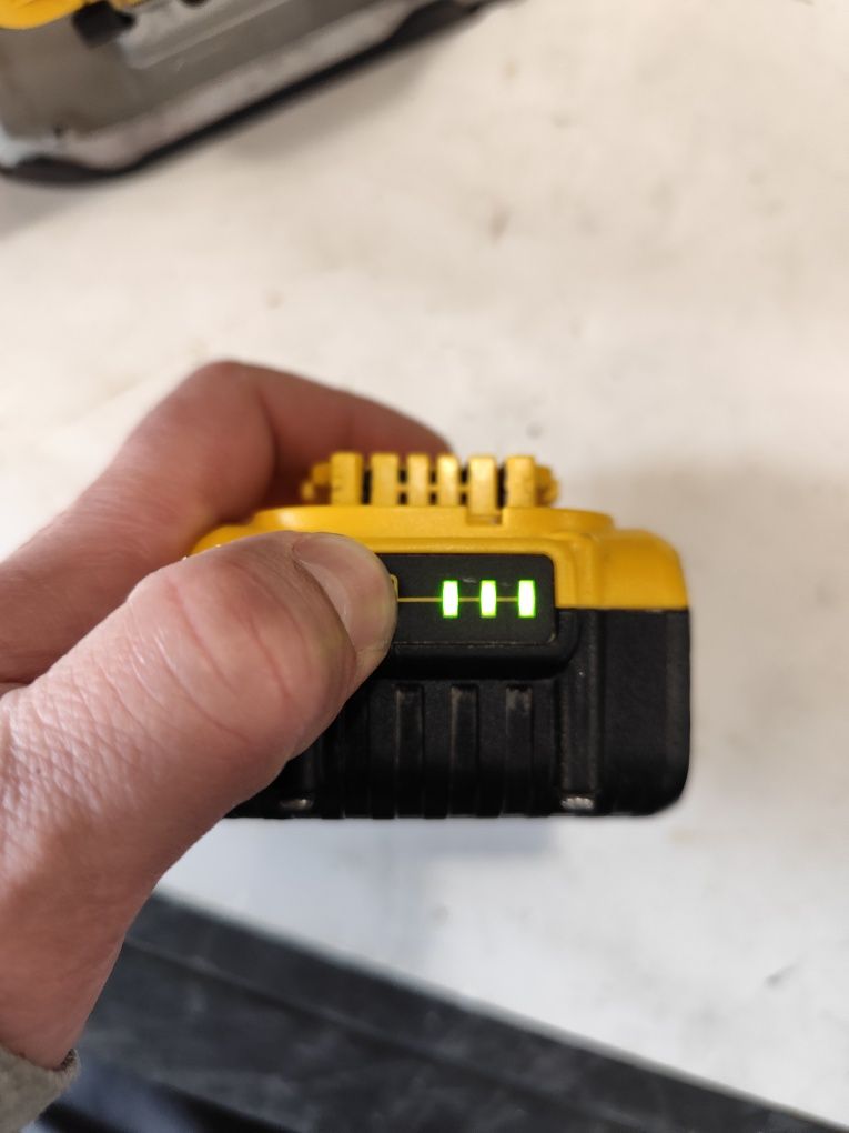 Безчетков акумулаторен прободен трион зеге Девалт DeWalt DCS335 + 5Ah