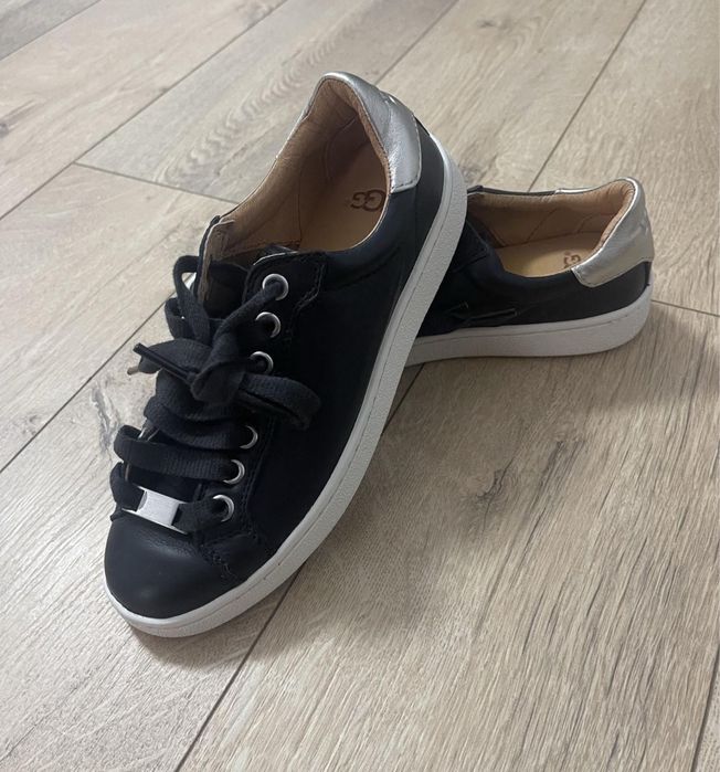 Tenesi UGG Dama produs Original Nou la pret Redus